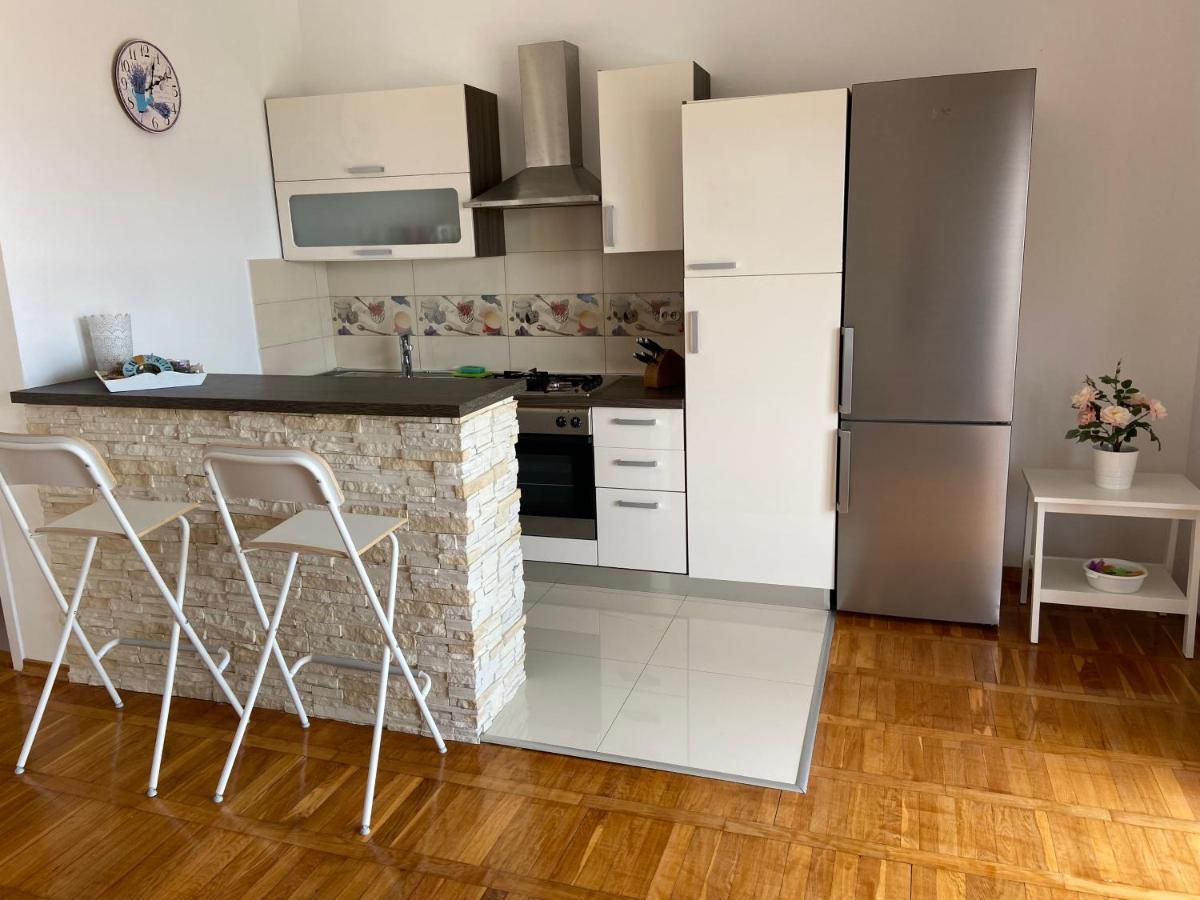 Iris & Elena Apartament Pinezići