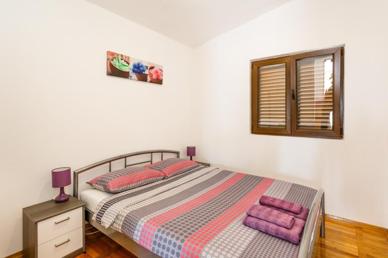 Iris & Elena Apartment